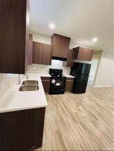 905 W Sunset Valley St, Unit 4 in Alton, TX - Foto de edificio - Building Photo