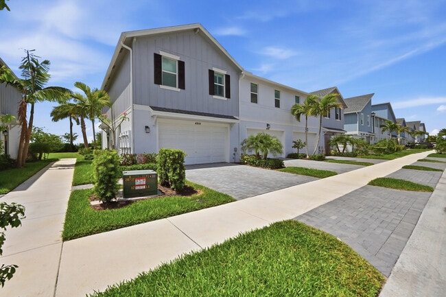 property at 4910 Longwood Lake Sq