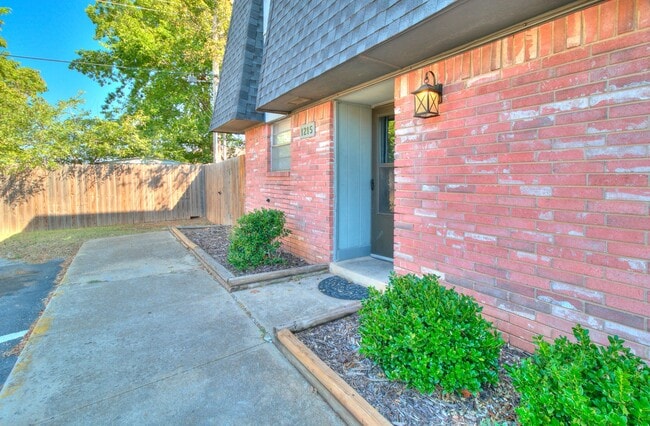1215 Lakecrest Dr in Norman, OK - Building Photo - Building Photo