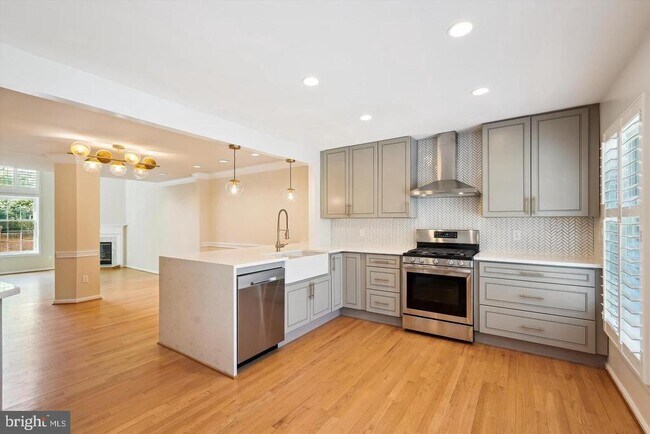 property at 10924 Bloomingdale Dr