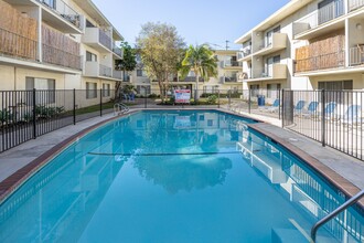 Park Manor Apartments in Van Nuys, CA - Foto de edificio - Building Photo