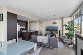 158 13th St W in North Vancouver, BC - Building Photo - Building Photo