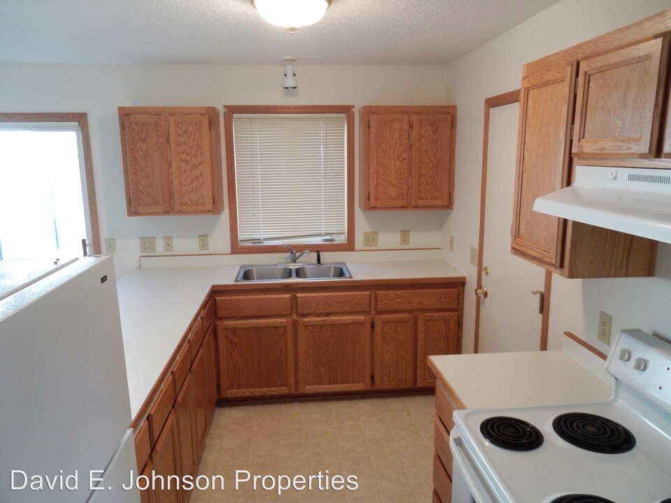 802 Francis St in Faribault, MN - Building Photo