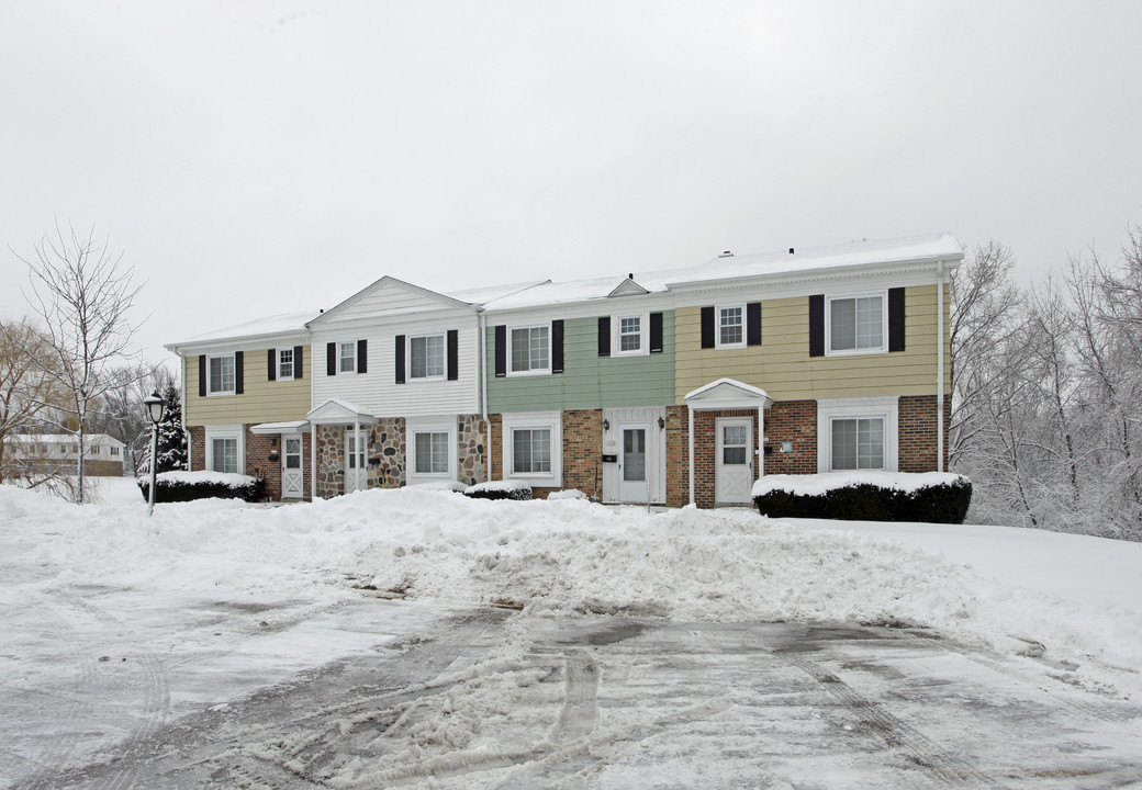 River Lane Townhouses in Grafton, WI - Building Photo