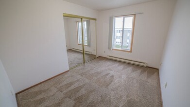 Cedars West Apartments in West Fargo, ND - Foto de edificio - Building Photo