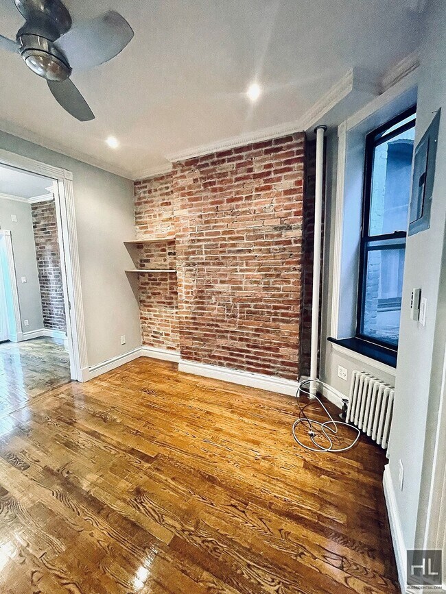 Mott Street, Unit 12 in New York, NY - Building Photo - Building Photo