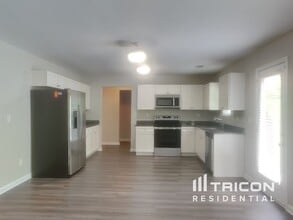 325 Nutwood Trce in Locust Grove, GA - Building Photo - Building Photo