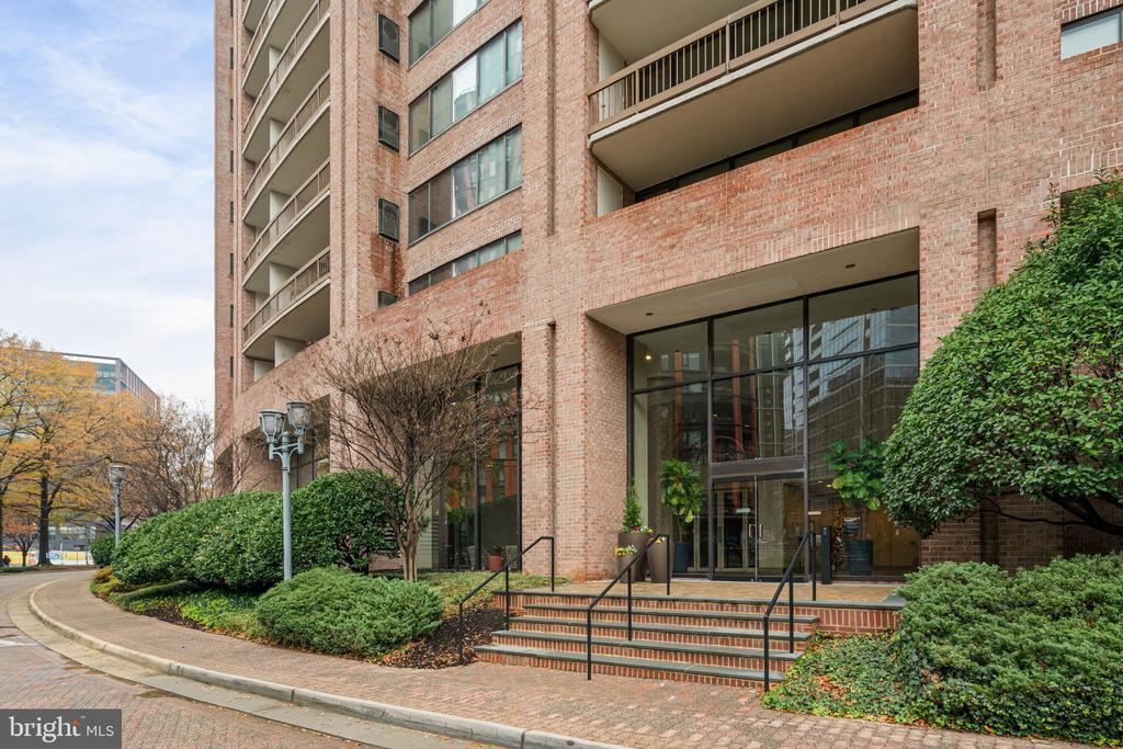 1805 Crystal Dr in Arlington, VA - Building Photo