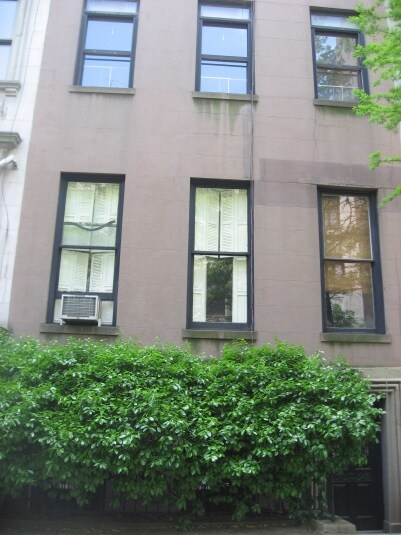 8 E 74th St in New York, NY - Building Photo