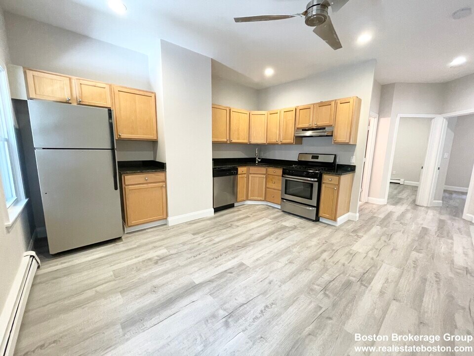 180 Bolton St in Boston, MA - Building Photo