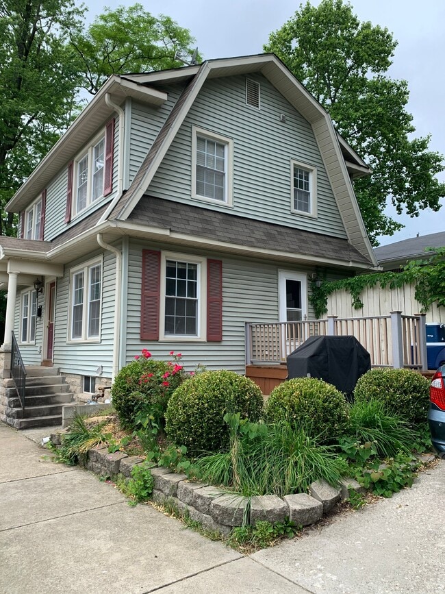 property at 1001 E 1st St