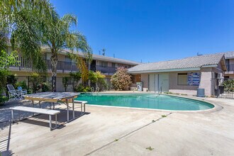 Blue Haven Apartments in Fresno, CA - Foto de edificio - Building Photo