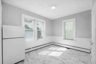 132-134 Trenton Steet, Unit Unit 1 in Pawtucket, RI - Foto de edificio - Building Photo