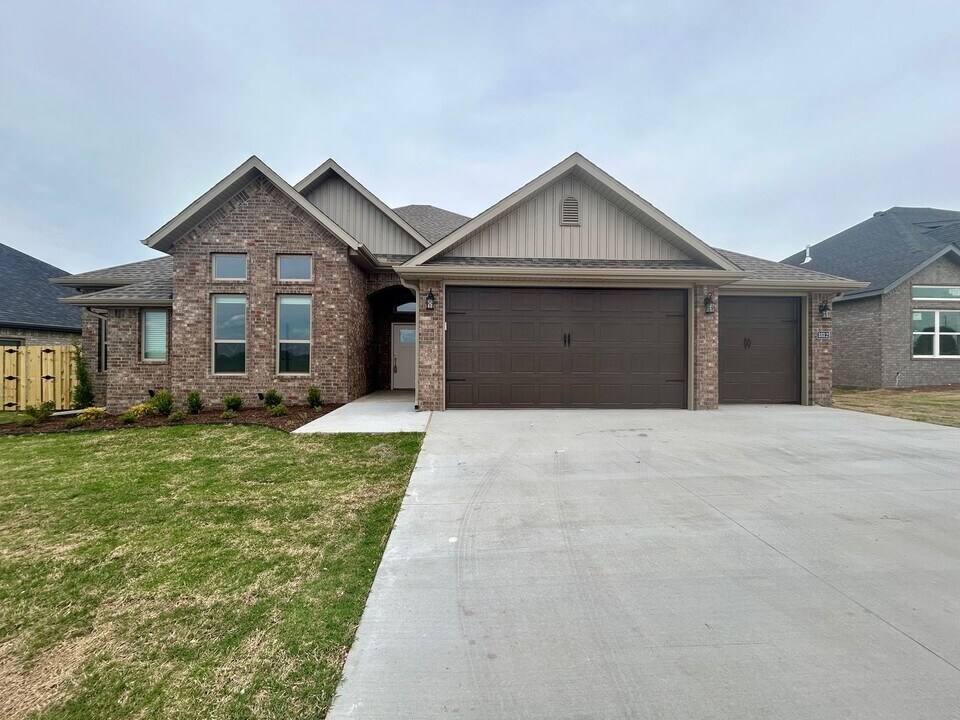 1812 Charles St in Pea Ridge, AR - Building Photo