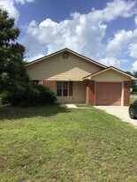 13 Shayna Dr in Hinesville, GA - Building Photo