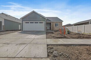 524 S Austin Ave in Sugar City, ID - Building Photo
