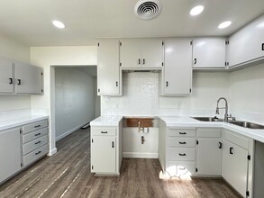 1612 Dale St in Bakersfield, CA - Building Photo - Building Photo