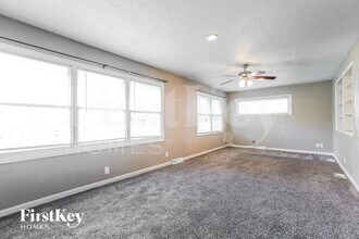 1302 SW Peggy Cir in Lee's Summit, MO - Foto de edificio - Building Photo