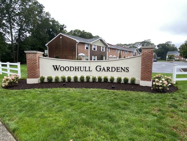 Woodhull Gardens in Holtsville, NY - Foto de edificio - Building Photo