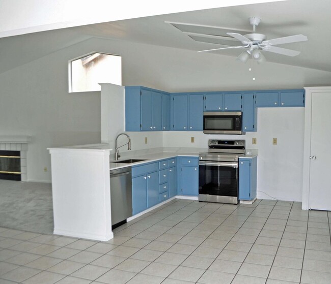 216 Gelf Ln in Modesto, CA - Foto de edificio - Building Photo