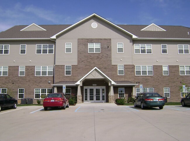 West Clay Senior Living in St. Charles, MO - Foto de edificio - Primary Photo