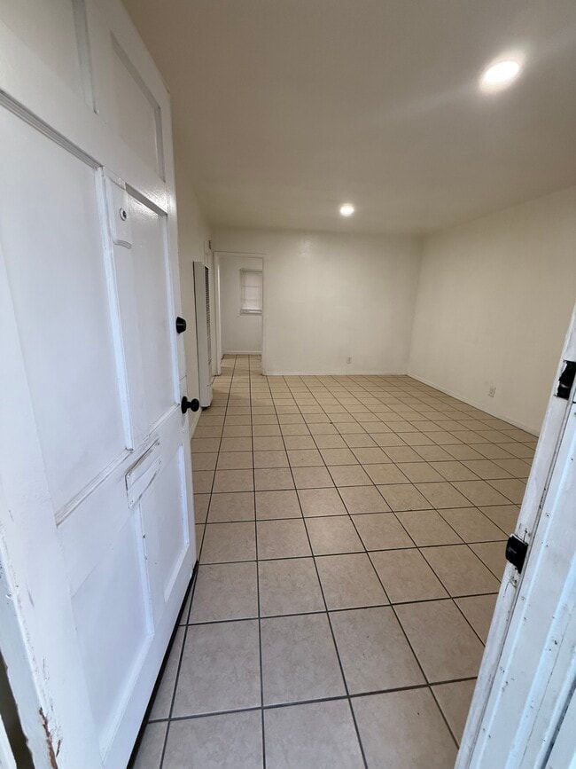 20 H St, Unit Apt B in Bakersfield, CA - Building Photo - Building Photo