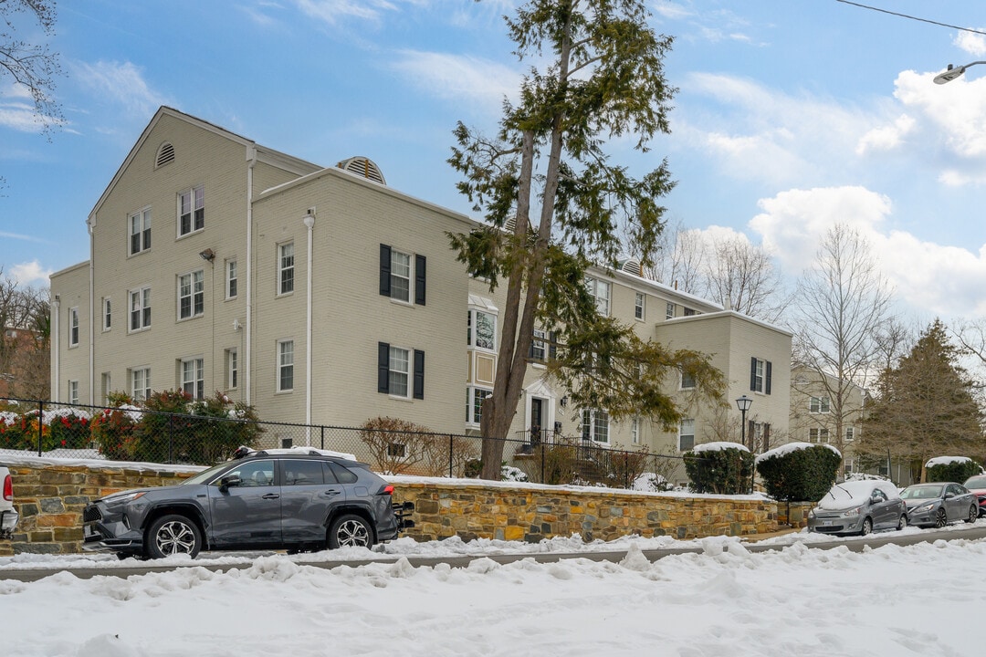 Park Glen Condo in Arlington, VA - Building Photo