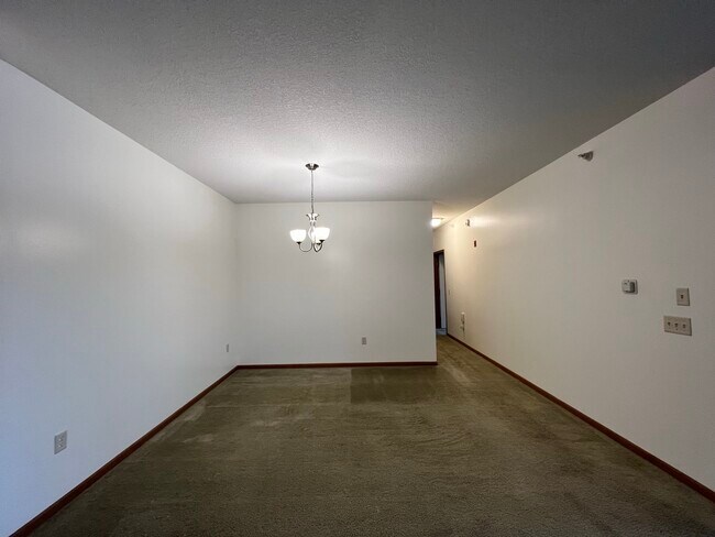 2103 Silver Bell Rd, Unit 204 in Eagan, MN - Building Photo - Building Photo