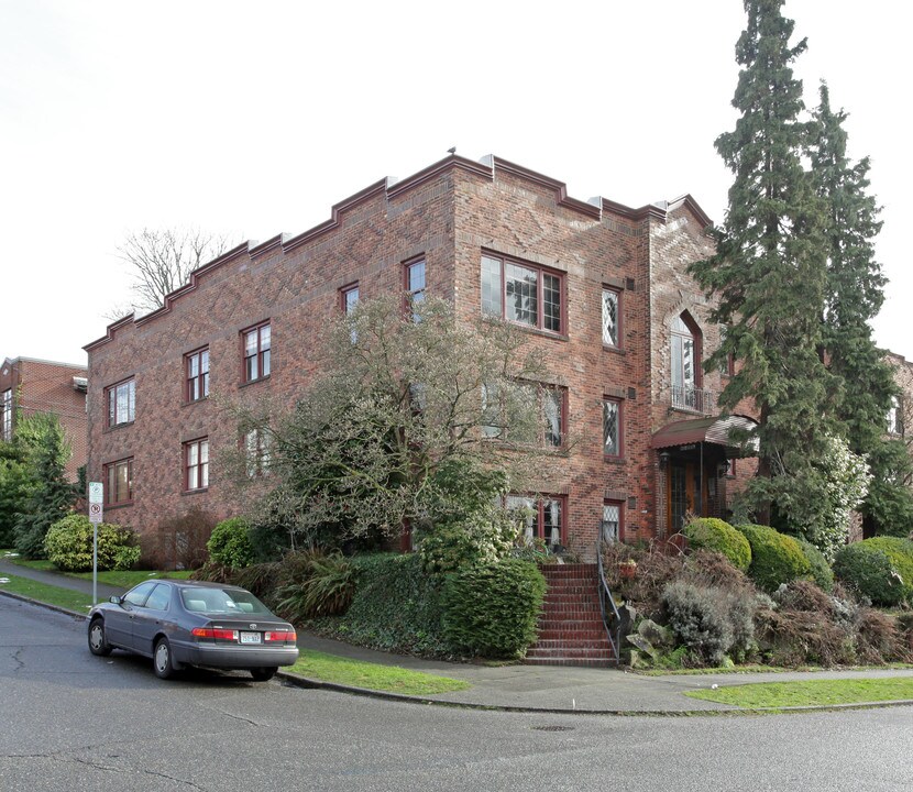 Sharnnon Apartments in Seattle, WA - Building Photo