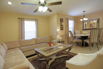 Las Flores Apartments in Laredo, TX - Foto de edificio - Interior Photo