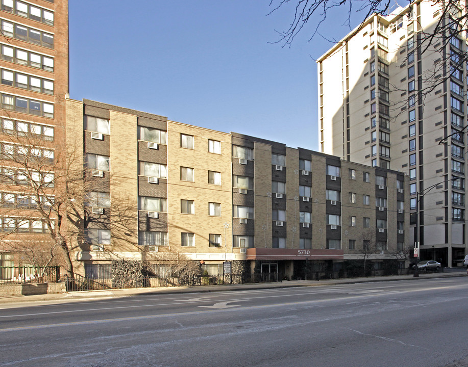 5730 North Sheridan in Chicago, IL - Building Photo