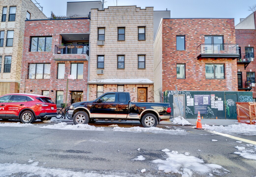 228 Withers St in Brooklyn, NY - Building Photo