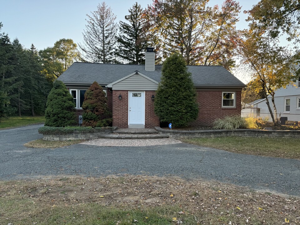 594 Albany Shaker Rd in Loudonville, NY - Foto de edificio