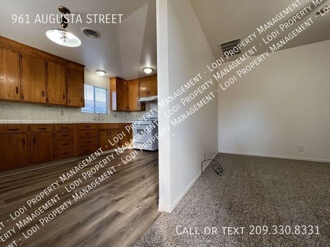 961 E Augusta St in Woodbridge, CA - Building Photo - Building Photo
