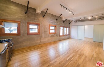 8 Brooks Ave in Venice, CA - Building Photo - Building Photo