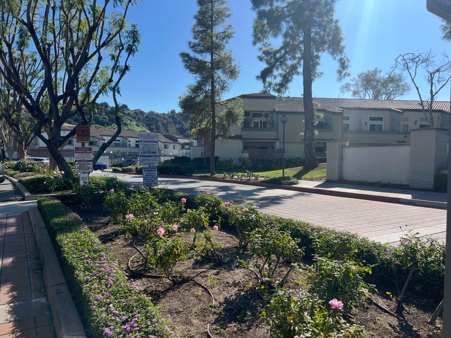 8 Town and Country Rd in Pomona, CA - Building Photo - Building Photo