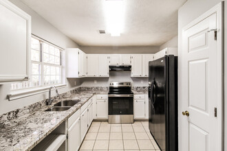 5190 Arrowind Rd NW in Lilburn, GA - Foto de edificio - Building Photo