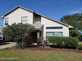 2575 Palm Lake Dr in Merritt Island, FL - Building Photo