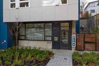 Clay Apartments in Seattle, WA - Foto de edificio - Building Photo