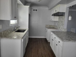 10239 S 8th Ave, Unit 3 in Inglewood, CA - Foto de edificio - Building Photo