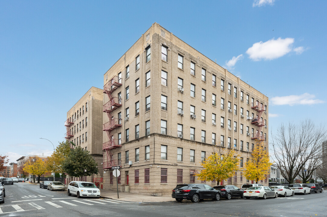 2000 Daly Ave in Bronx, NY - Building Photo