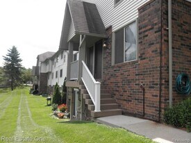 7220 Bluewater Dr in Village of Clarkston, MI - Building Photo