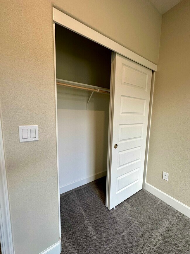 415 Industrial Pky, Unit 1 in Hayward, CA - Foto de edificio - Building Photo