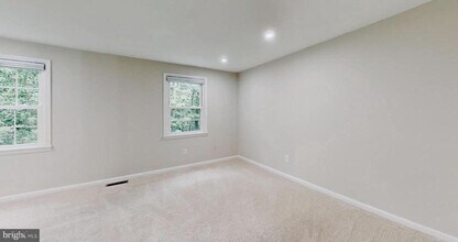 6542 Birchleigh Way in Alexandria, VA - Foto de edificio - Building Photo