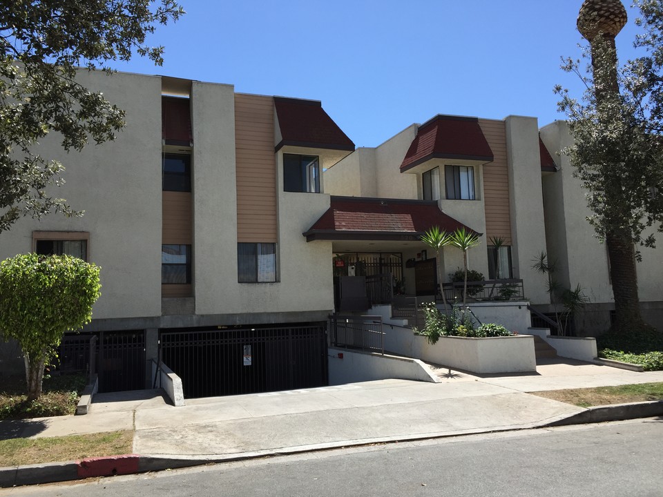 Elk Apartments in Glendale, CA - Building Photo