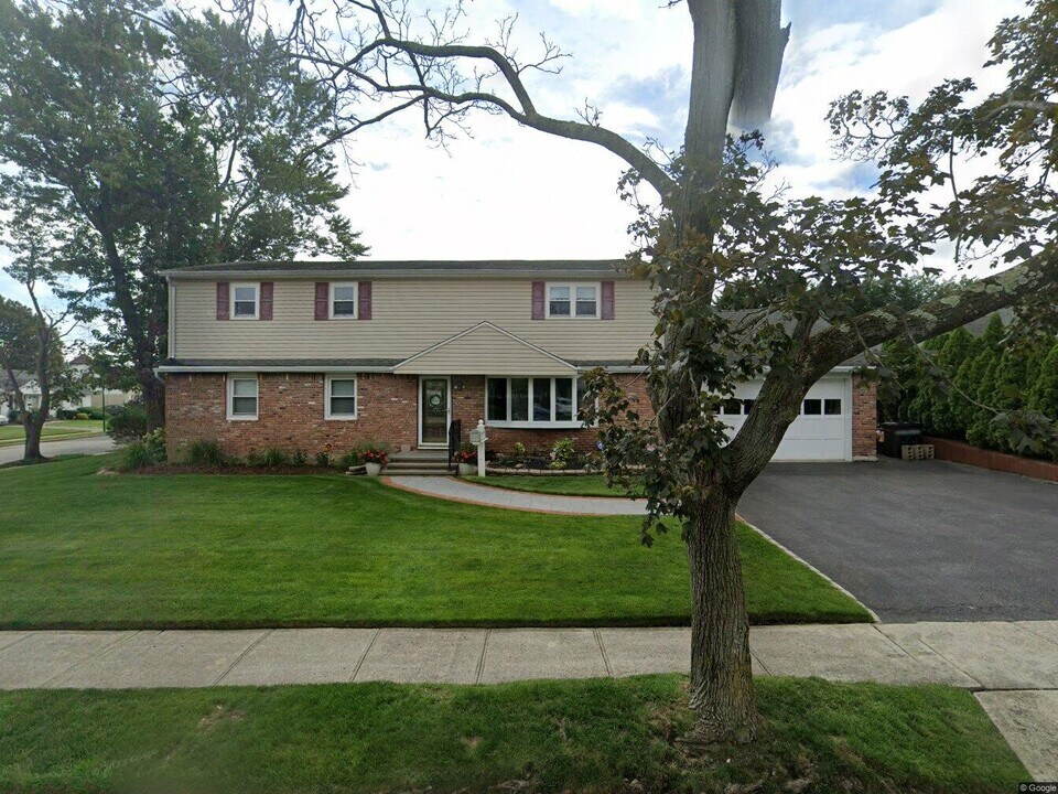 4064 Anne Dr in Seaford, NY - Building Photo