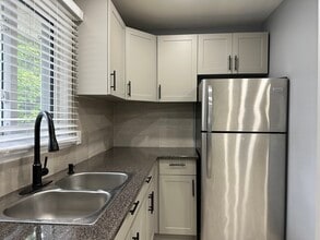 1612 Cherryhill Rd in Peterborough, ON - Building Photo - Building Photo