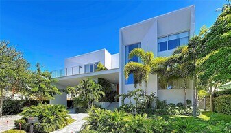 561 Warren Ln in Key Biscayne, FL - Building Photo