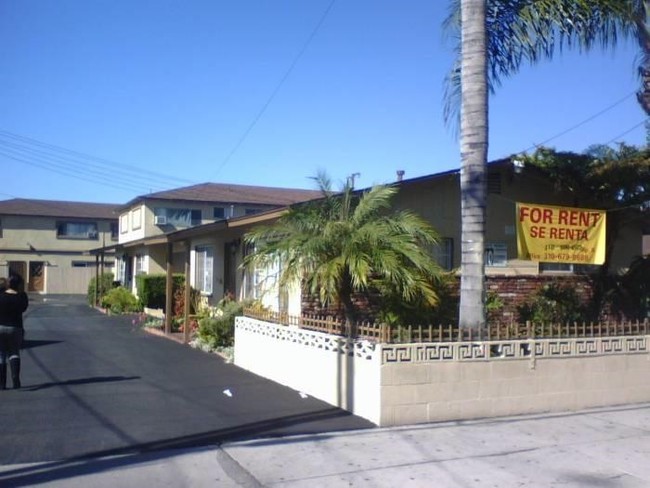 15737-15743 Eucalyptus Ave in Bellflower, CA - Foto de edificio - Building Photo