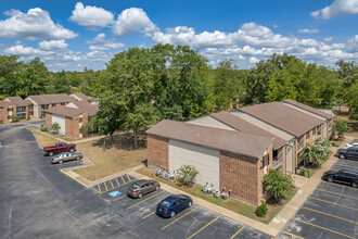 Great Oaks Apartments in Lufkin, TX - Foto de edificio - Building Photo